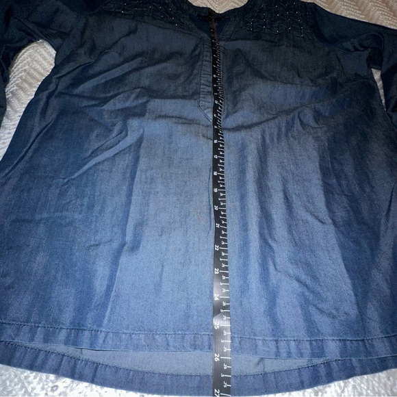 Bandolino Blue Chambray Women’s Shirt medium - Picture 7 of 8